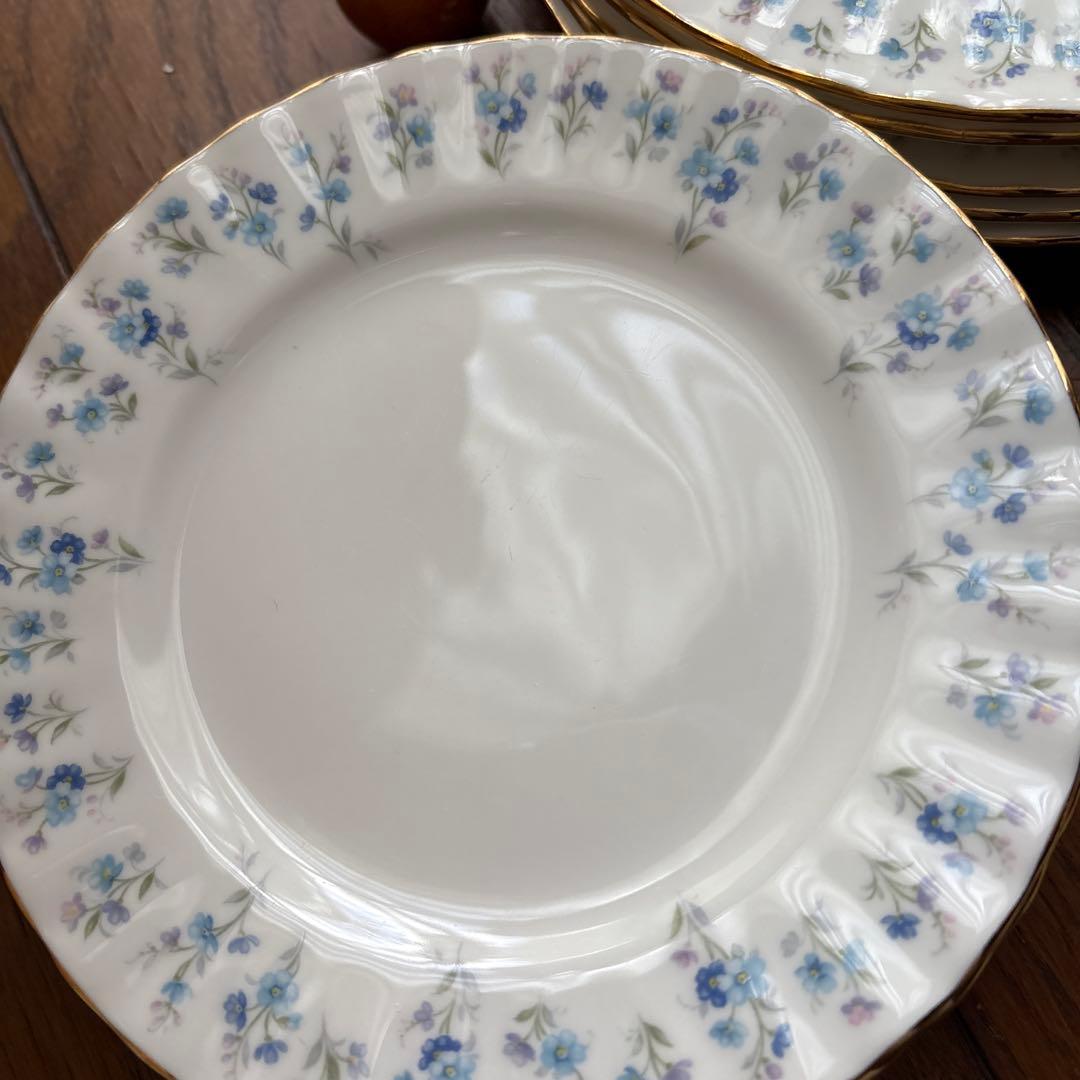 貴重ロイヤルアルバート四セット青い花柄のカップ＆ソーサー小皿中皿各四枚綺麗な状態