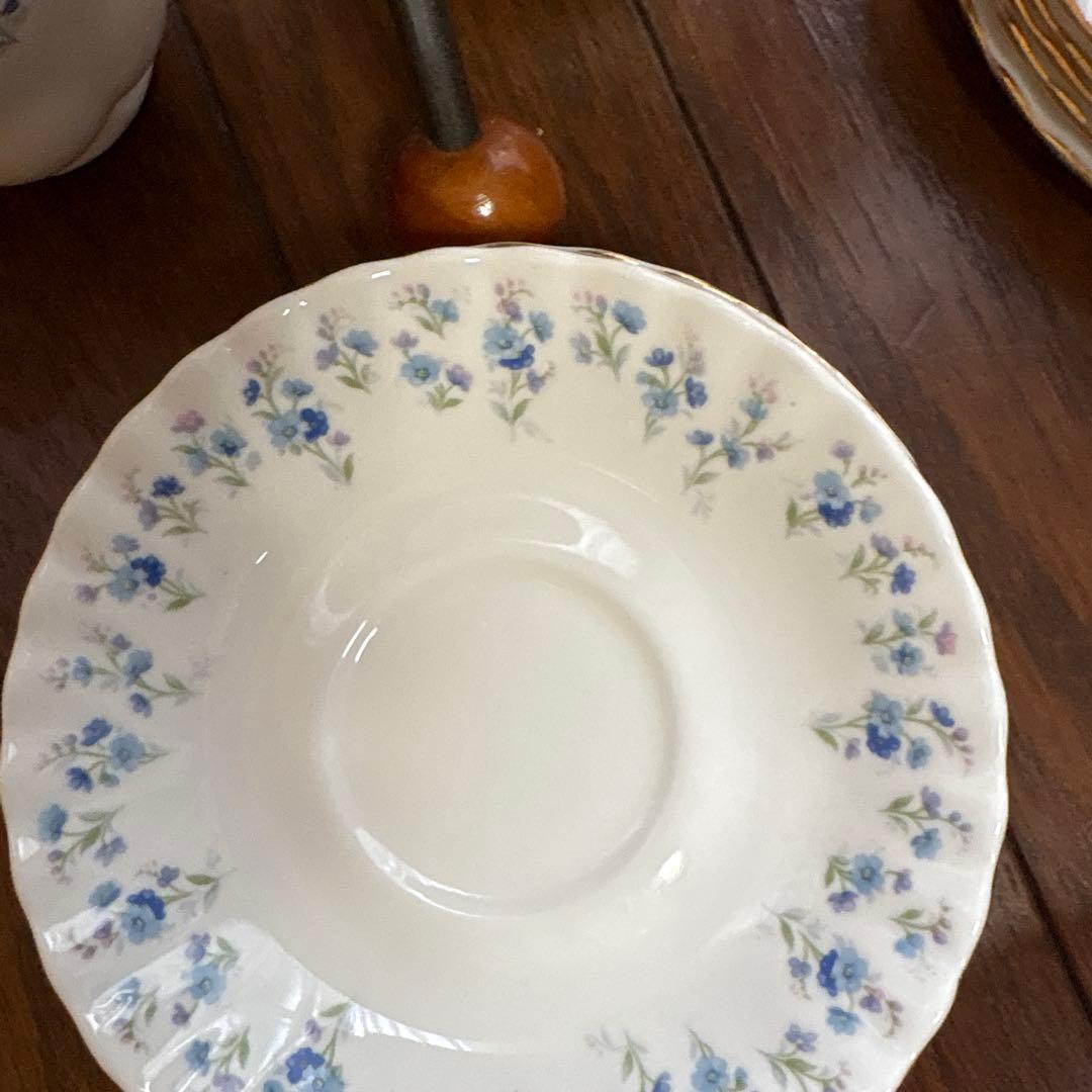 貴重ロイヤルアルバート四セット青い花柄のカップ＆ソーサー小皿中皿各四枚綺麗な状態