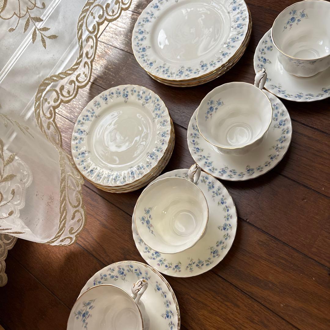 貴重ロイヤルアルバート四セット青い花柄のカップ＆ソーサー小皿中皿各四枚綺麗な状態