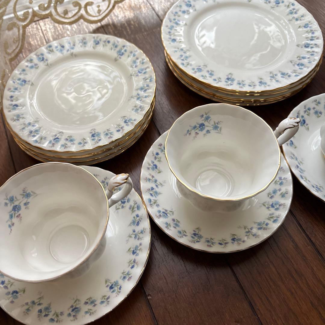 貴重ロイヤルアルバート四セット青い花柄のカップ＆ソーサー小皿中皿各四枚綺麗な状態
