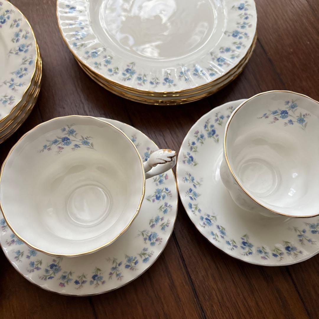 貴重ロイヤルアルバート四セット青い花柄のカップ＆ソーサー小皿中皿各四枚綺麗な状態