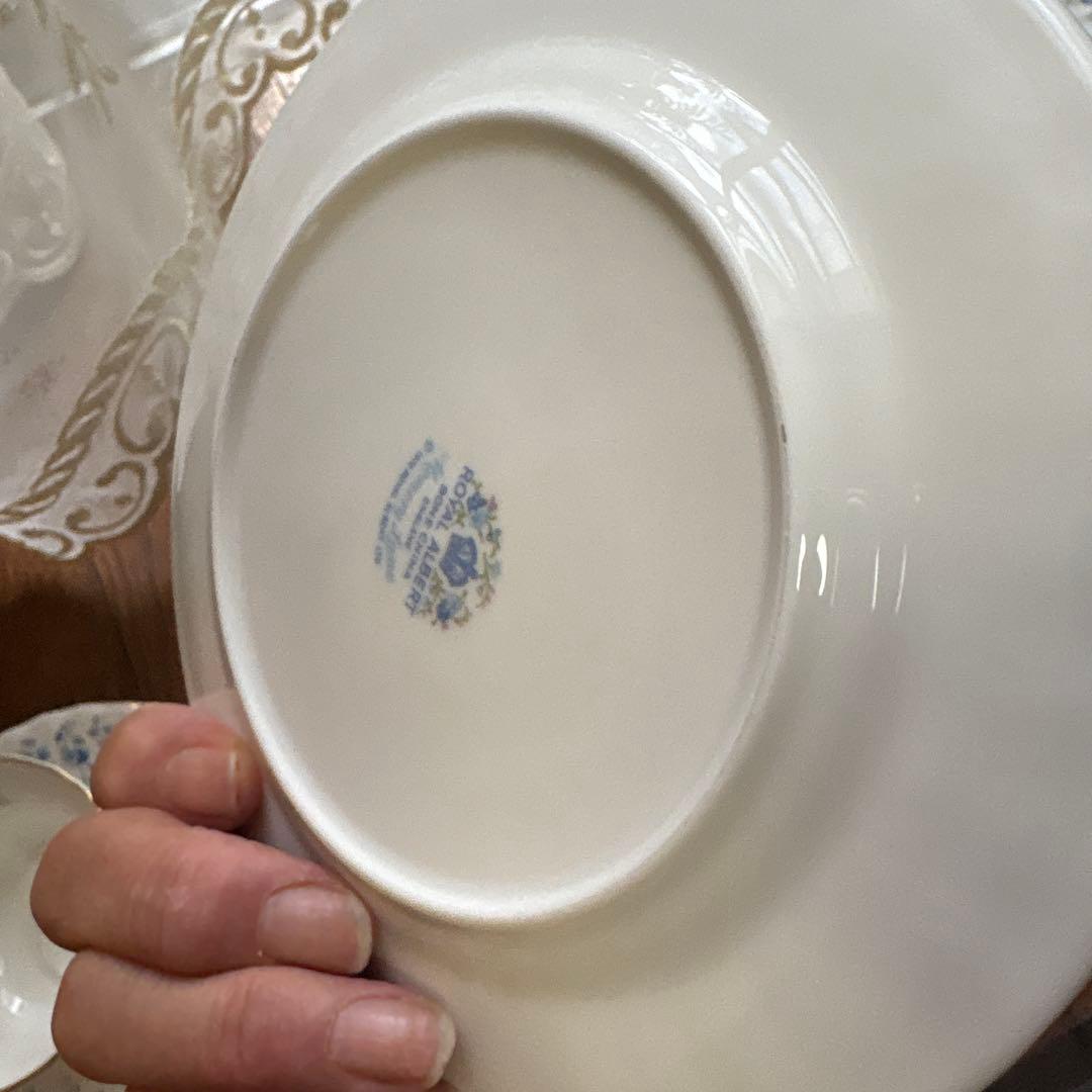 貴重ロイヤルアルバート四セット青い花柄のカップ＆ソーサー小皿中皿各四枚綺麗な状態