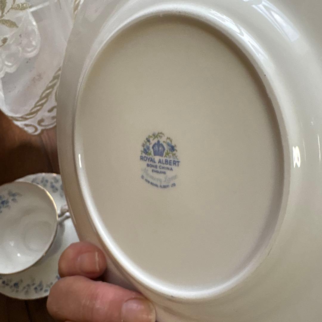 貴重ロイヤルアルバート四セット青い花柄のカップ＆ソーサー小皿中皿各四枚綺麗な状態