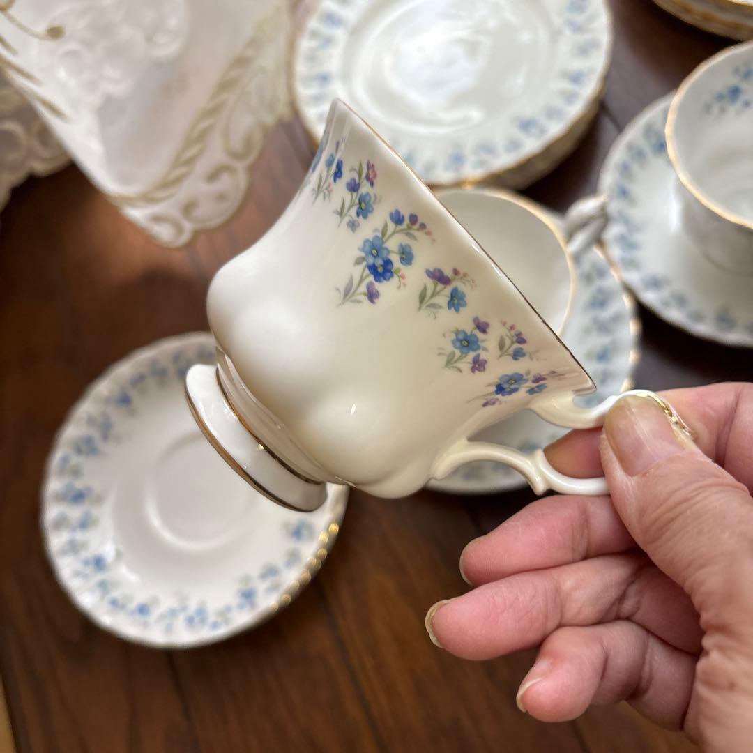 貴重ロイヤルアルバート四セット青い花柄のカップ＆ソーサー小皿中皿各四枚綺麗な状態