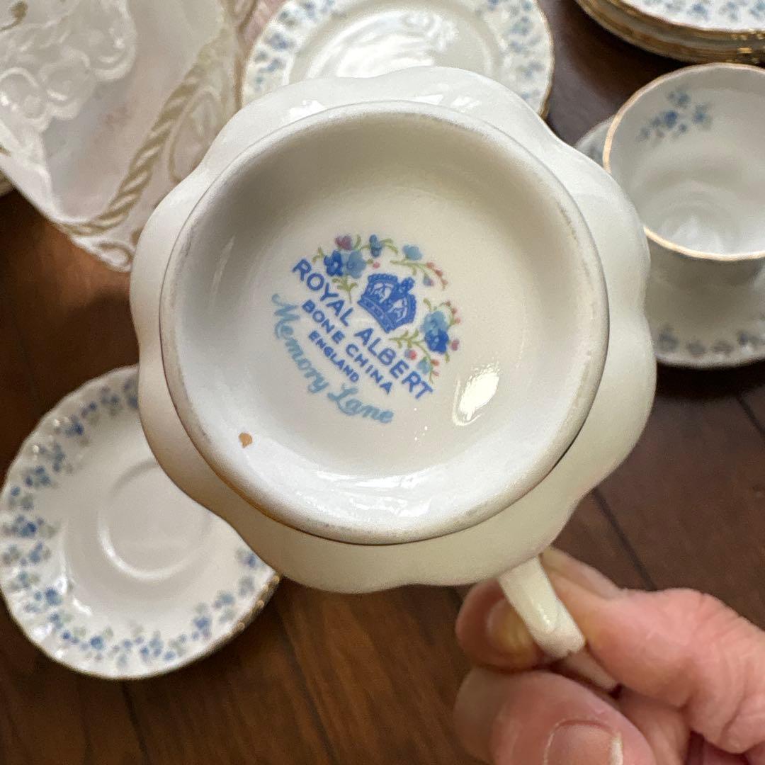 貴重ロイヤルアルバート四セット青い花柄のカップ＆ソーサー小皿中皿各四枚綺麗な状態