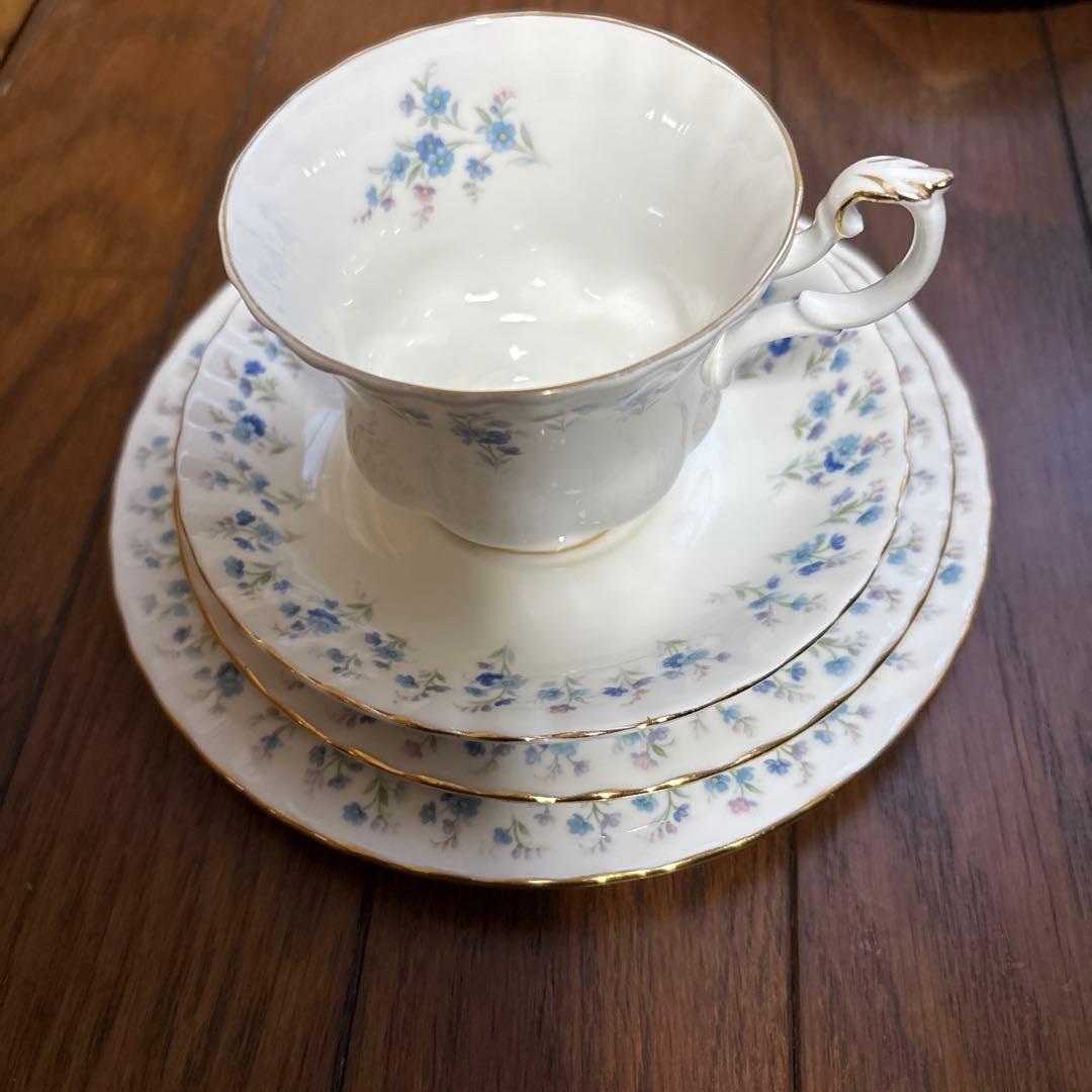 貴重ロイヤルアルバート四セット青い花柄のカップ＆ソーサー小皿中皿各四枚綺麗な状態