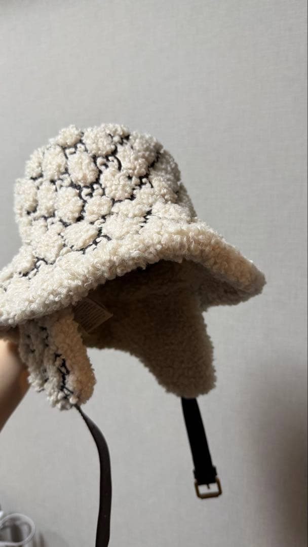 GUCCI ホワイトファーバケットハット 耳あて付き