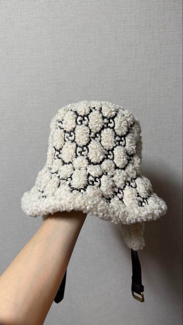 GUCCI ホワイトファーバケットハット 耳あて付き