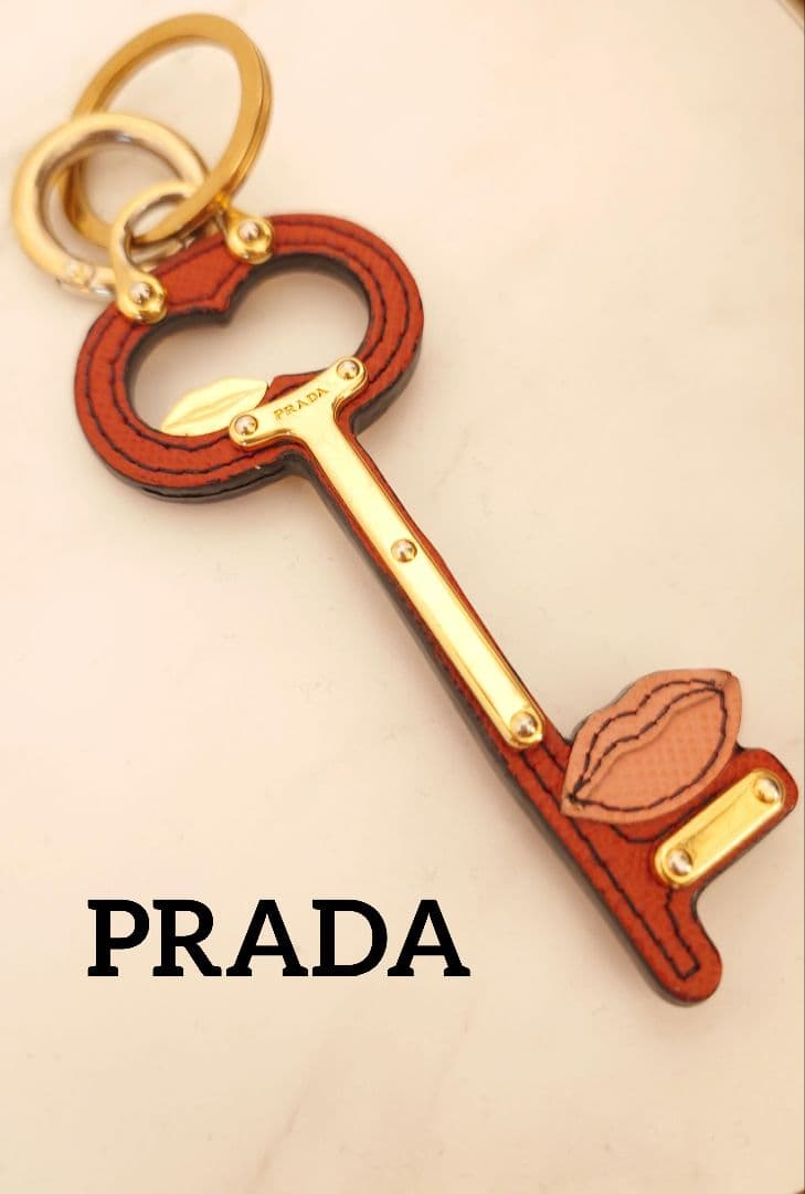 PRADA プラダ キーリング サフィアーノ リップ