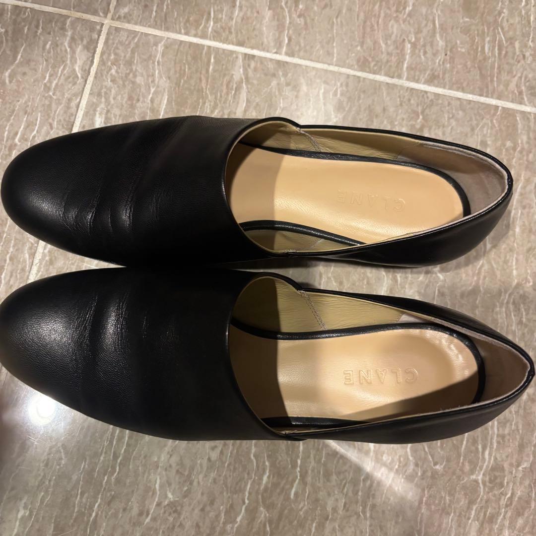 靴 CLANE SIDE CUT STACKED HEEL FLAT SHOES