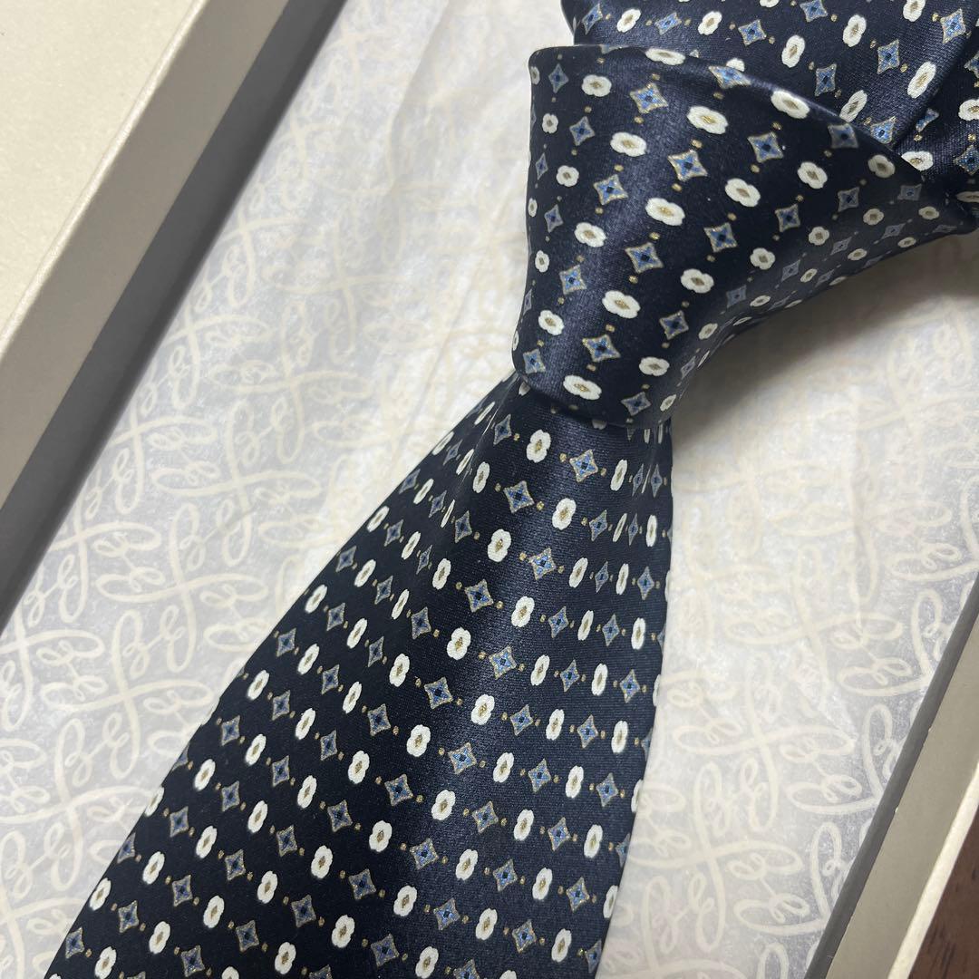 美品　ブリオーニ　ネクタイ　黒　ドット　シルク