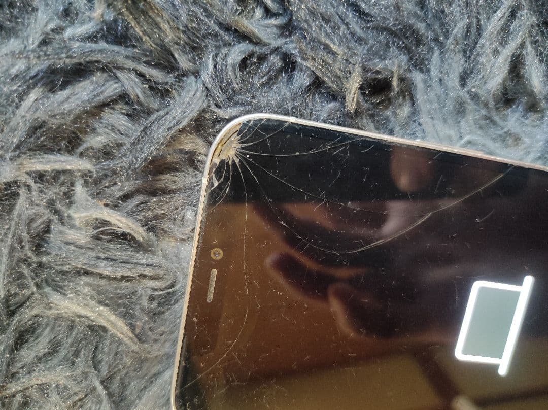 iPhone 12 Pro Max ( ジャンク) 画面ひび割れ 充電中