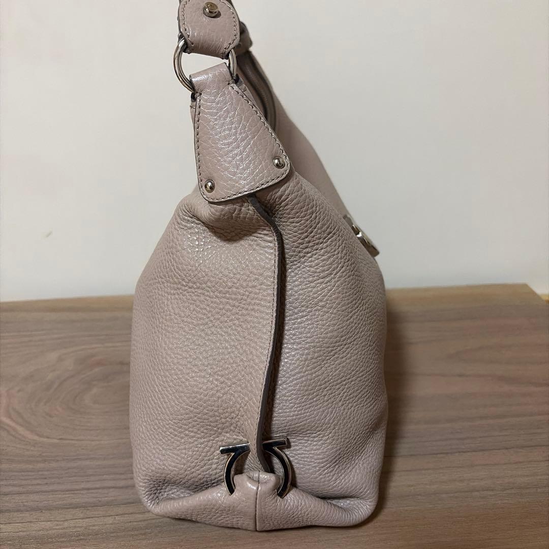 美品⭐︎サルバトーレフェラガモ ワンショルダー　バッグ　グレージュ