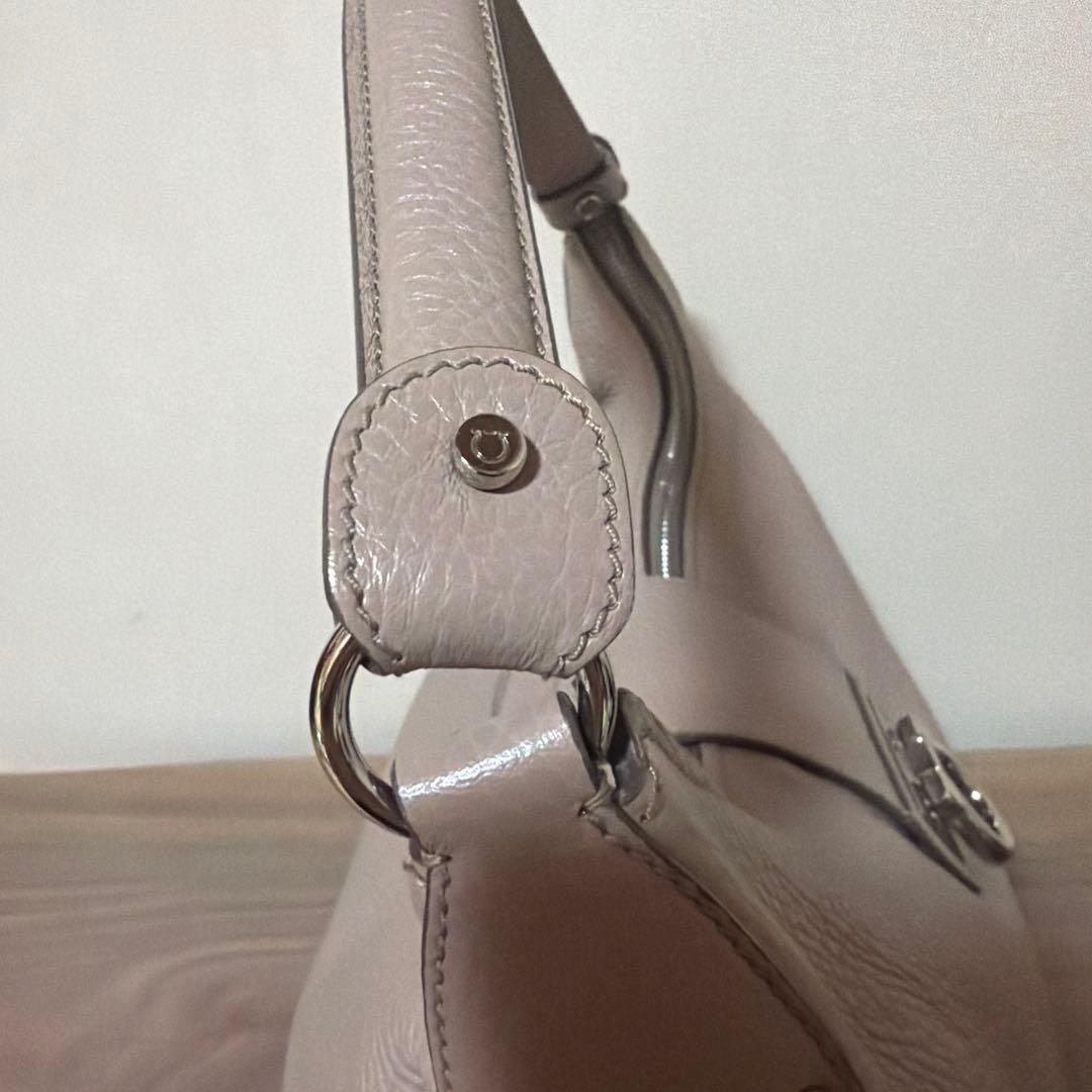 美品⭐︎サルバトーレフェラガモ ワンショルダー　バッグ　グレージュ