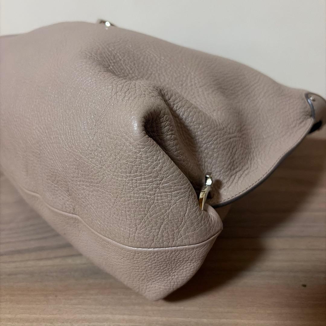 美品⭐︎サルバトーレフェラガモ ワンショルダー　バッグ　グレージュ