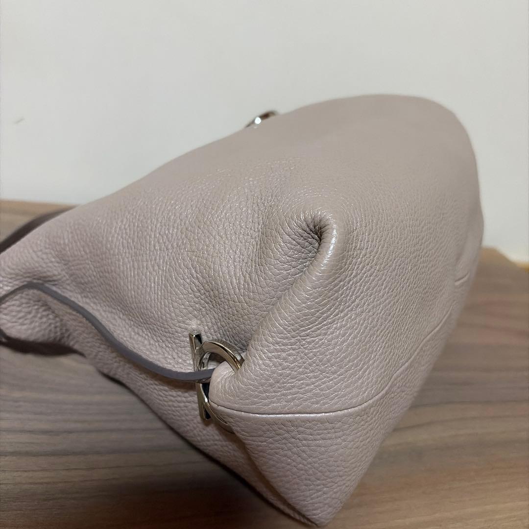 美品⭐︎サルバトーレフェラガモ ワンショルダー　バッグ　グレージュ