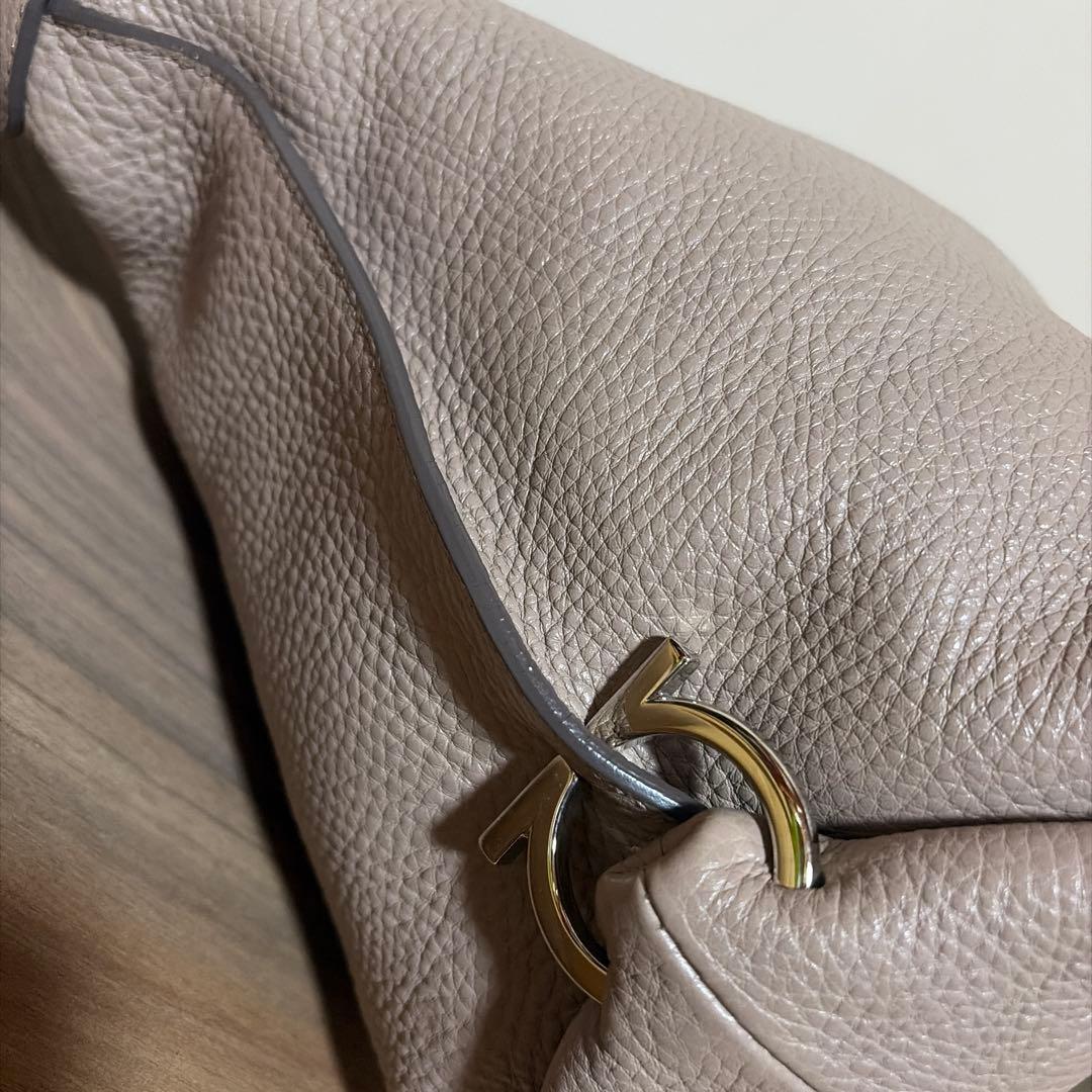 美品⭐︎サルバトーレフェラガモ ワンショルダー　バッグ　グレージュ