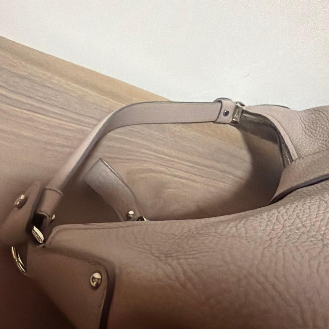 美品⭐︎サルバトーレフェラガモ ワンショルダー　バッグ　グレージュ