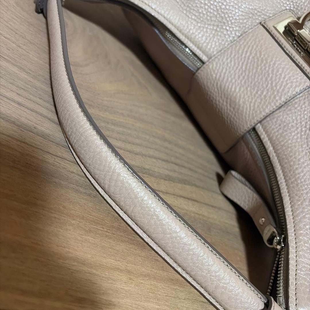 美品⭐︎サルバトーレフェラガモ ワンショルダー　バッグ　グレージュ