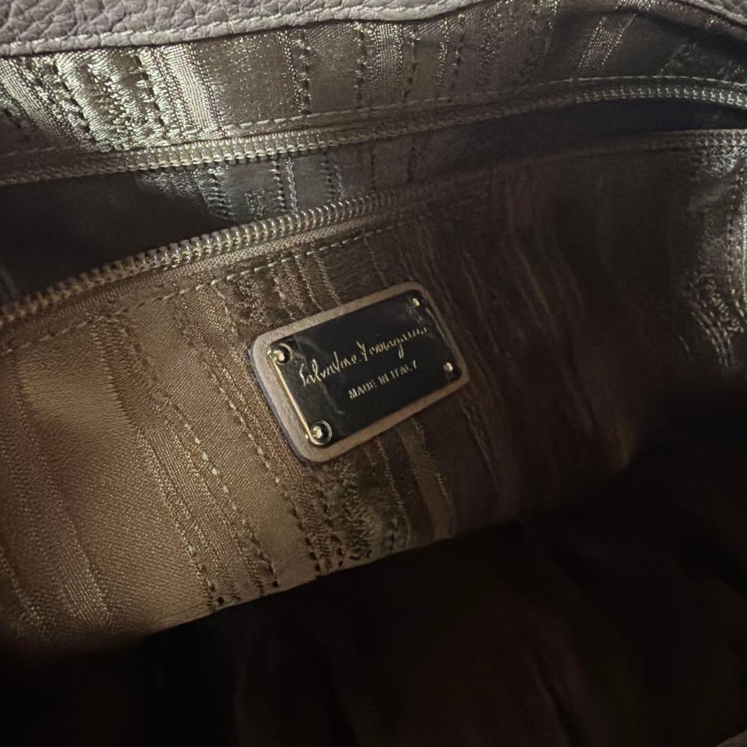 美品⭐︎サルバトーレフェラガモ ワンショルダー　バッグ　グレージュ