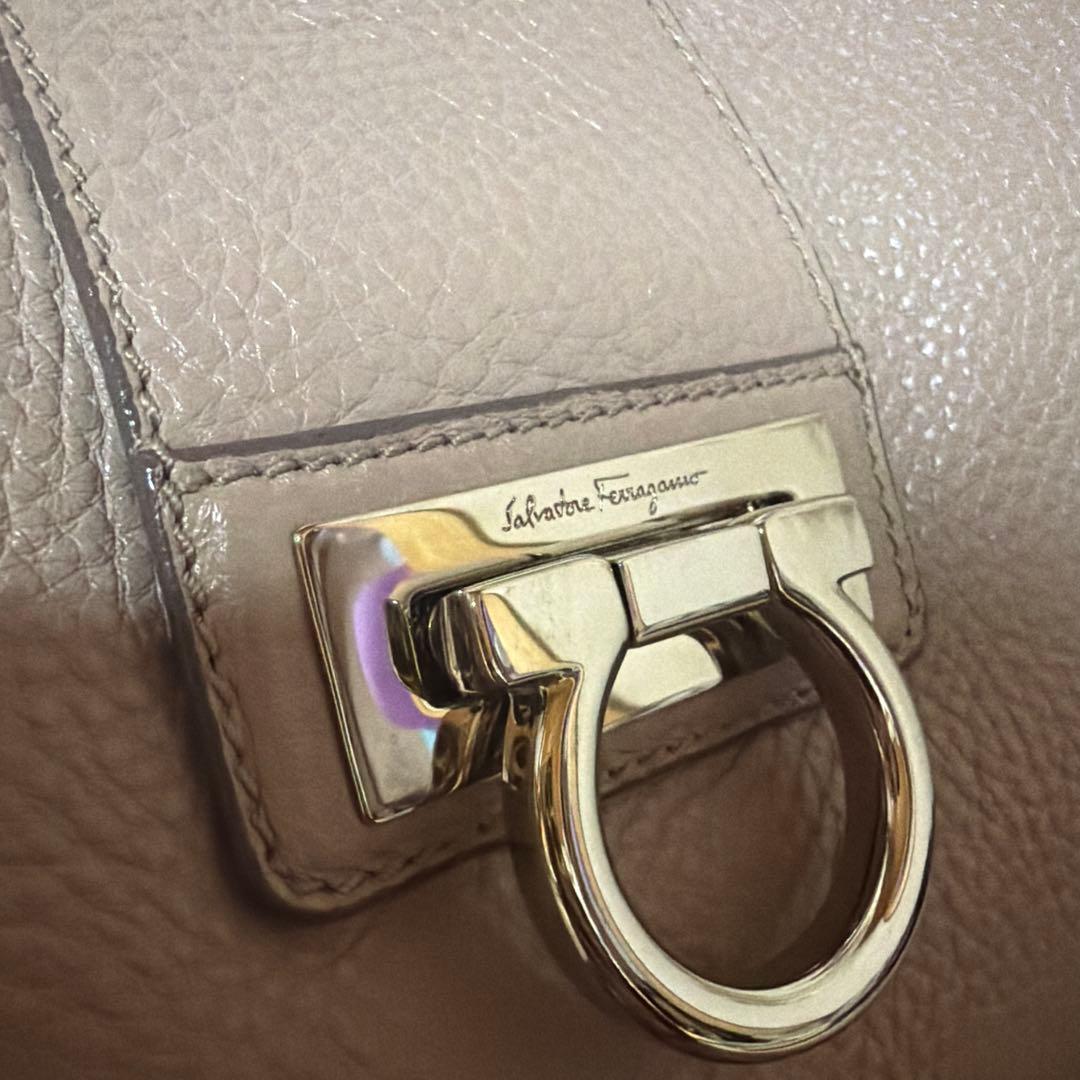 美品⭐︎サルバトーレフェラガモ ワンショルダー　バッグ　グレージュ