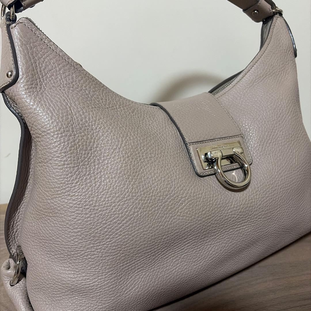 美品⭐︎サルバトーレフェラガモ ワンショルダー　バッグ　グレージュ