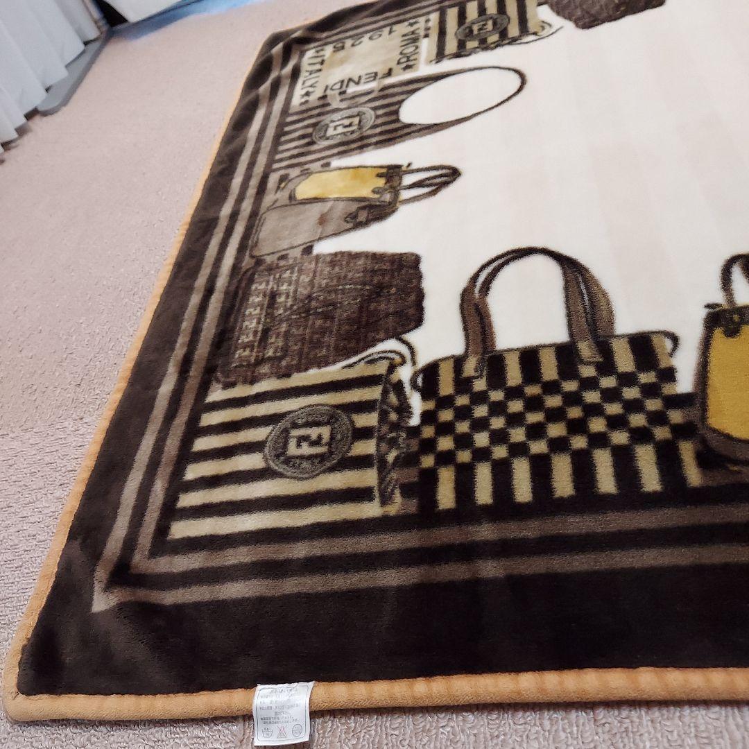 FENDI　フェンディ　バック 柄　ニューマイヤー ハーフ毛布