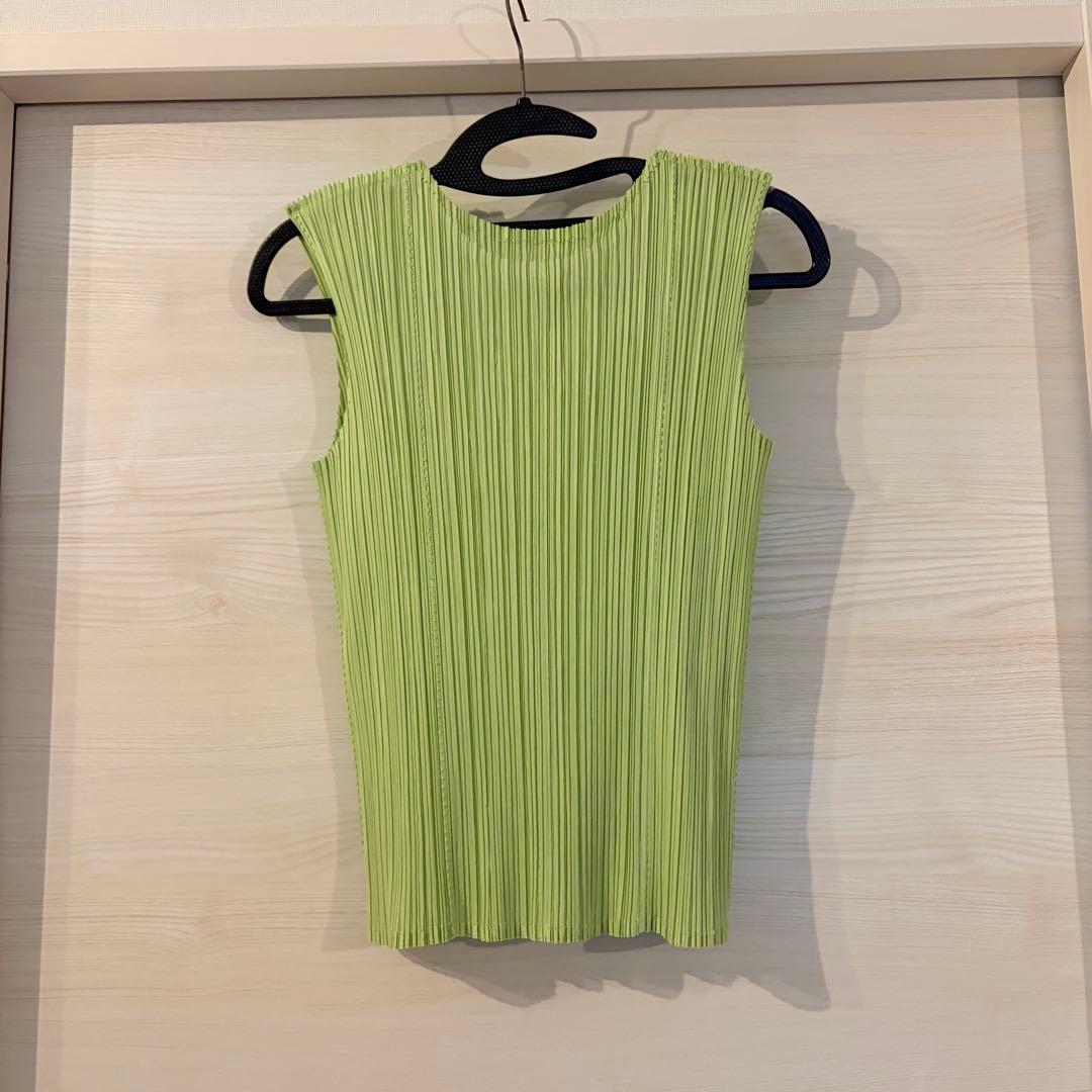 プリーツプリーズ　グリーン　デザイントップス　くるみボタン　チャイナ　美品