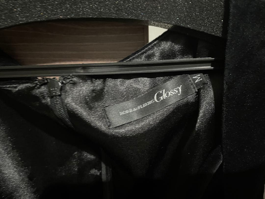 Glossy ビジュー付きブラックタイトドレス