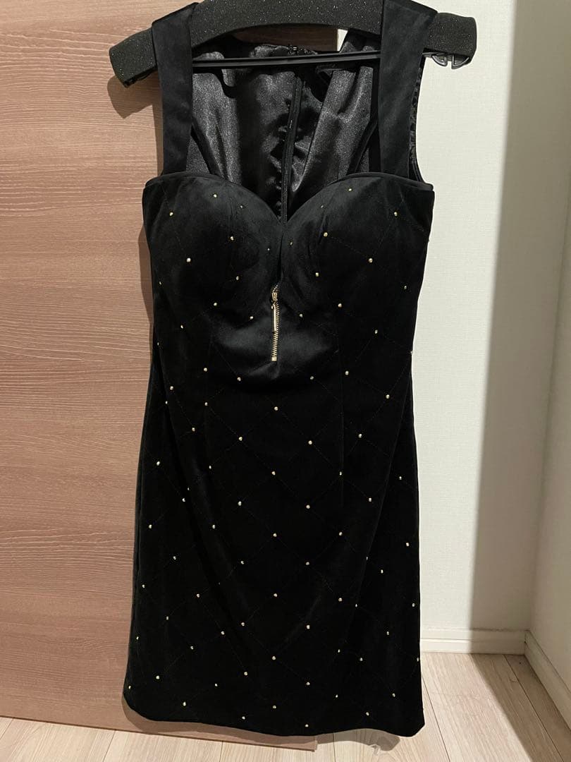 Glossy ビジュー付きブラックタイトドレス