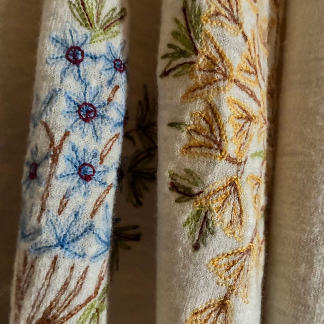 45R★刺繍が素敵なニットマフラー