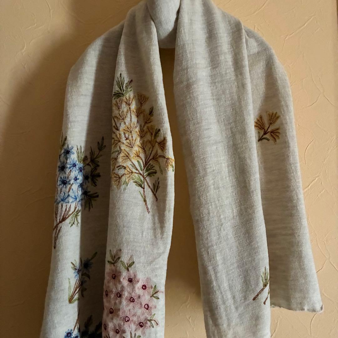 45R★刺繍が素敵なニットマフラー