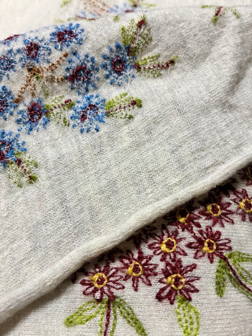 45R★刺繍が素敵なニットマフラー