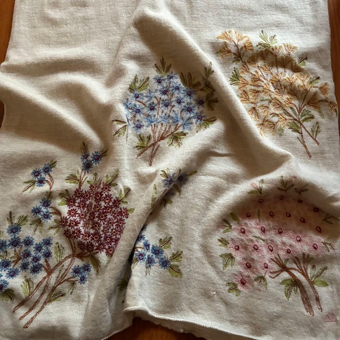 45R★刺繍が素敵なニットマフラー