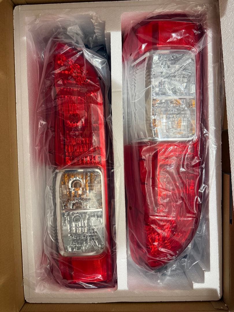 ジョージさん専用　ハイエース8型 純正テールランプ　新車はずし