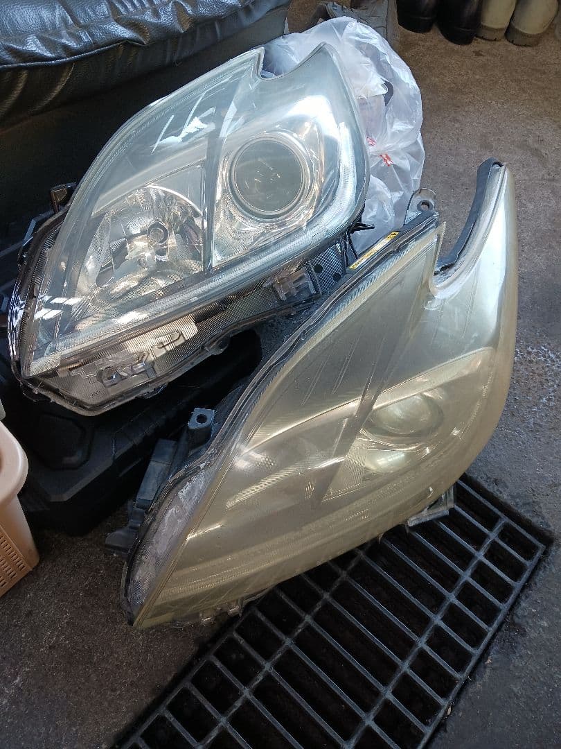 プリウスヘッドライト