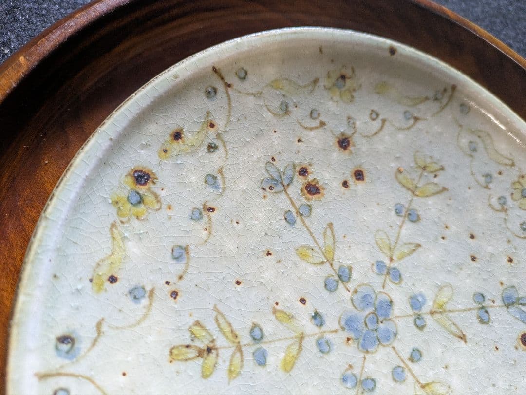 市野吉記　さん　コウホ窯　花柄のクリーム色陶器皿　22cm