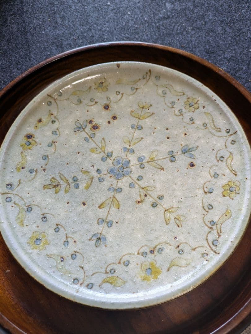 市野吉記　さん　コウホ窯　花柄のクリーム色陶器皿　22cm
