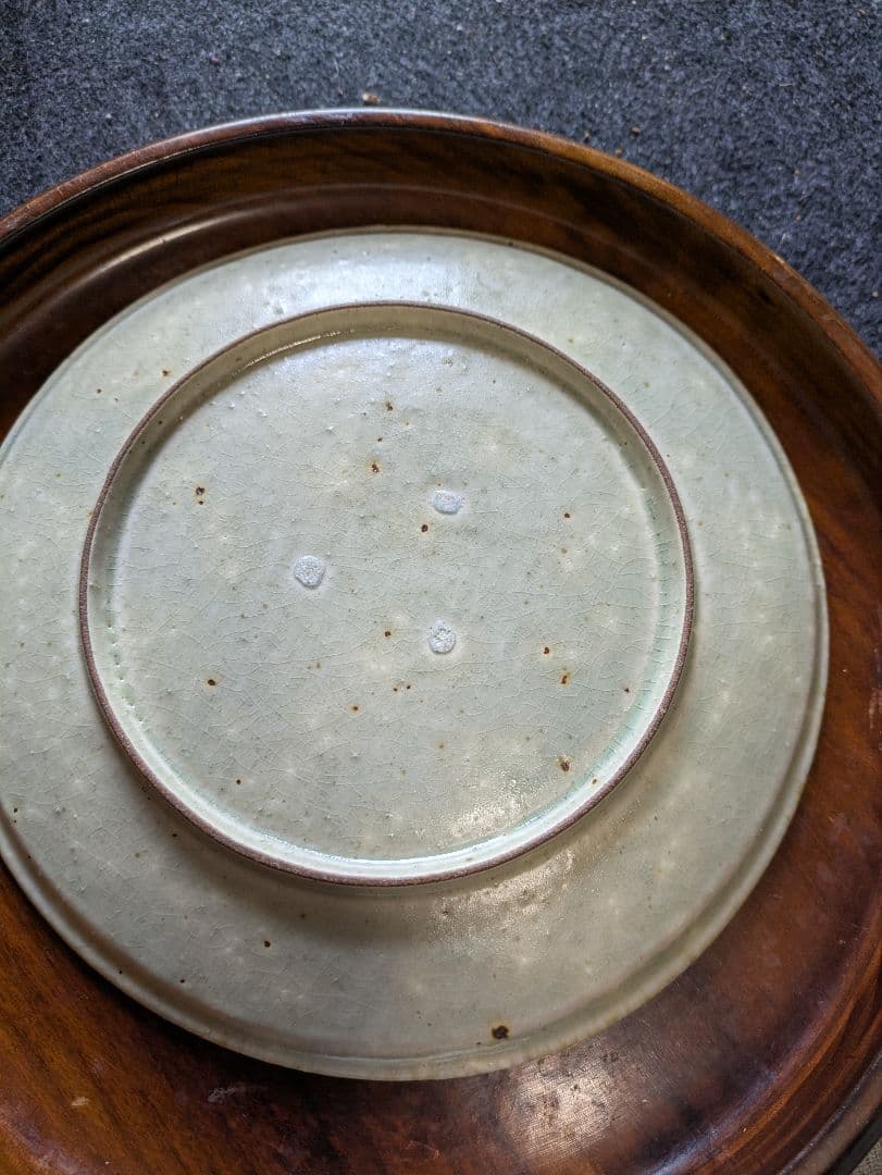 市野吉記　さん　コウホ窯　花柄のクリーム色陶器皿　22cm