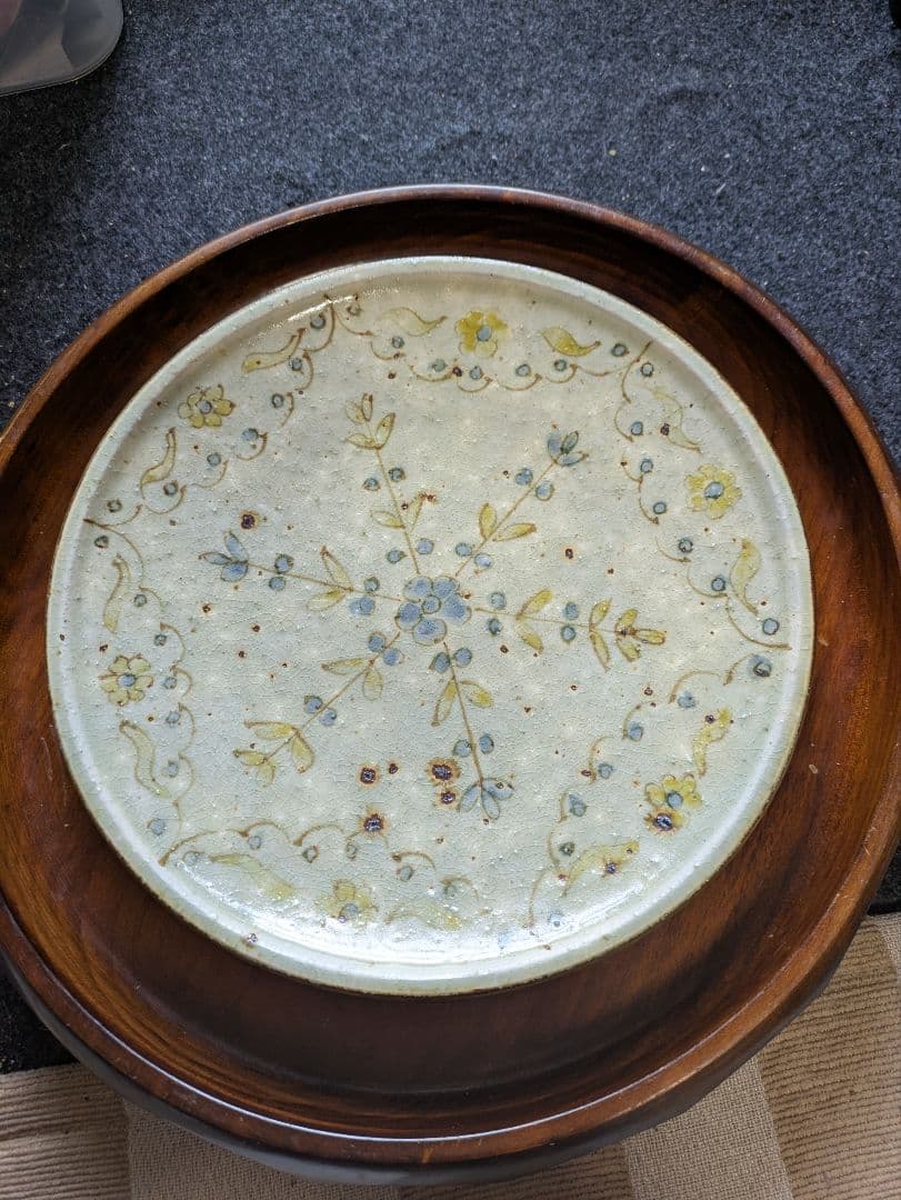 市野吉記　さん　コウホ窯　花柄のクリーム色陶器皿　22cm