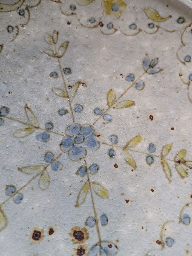 市野吉記　さん　コウホ窯　花柄のクリーム色陶器皿　22cm