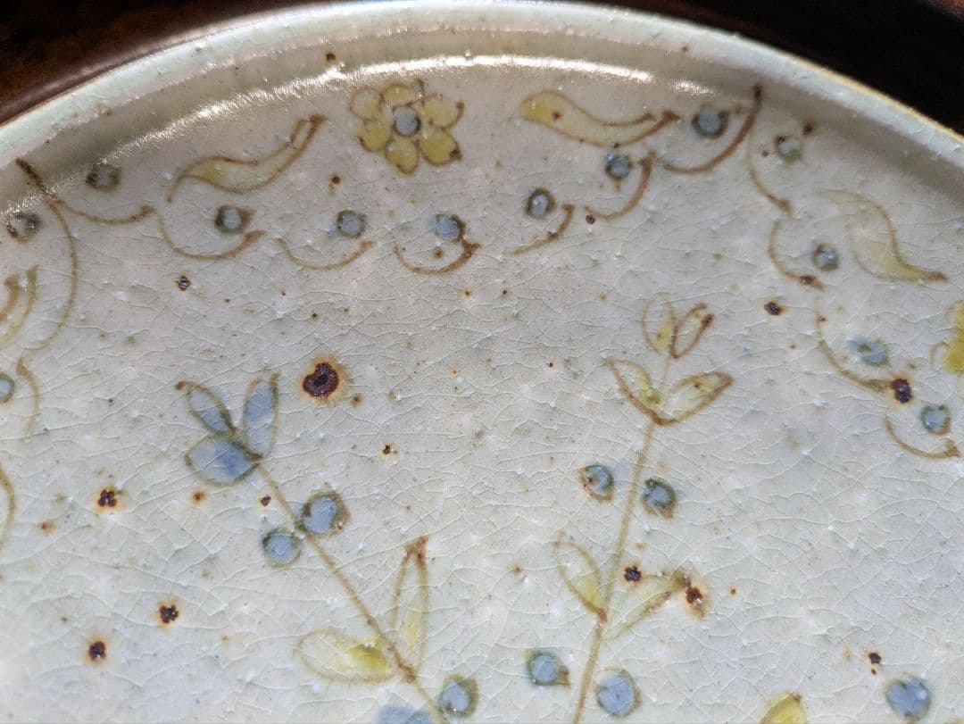 市野吉記　さん　コウホ窯　花柄のクリーム色陶器皿　22cm