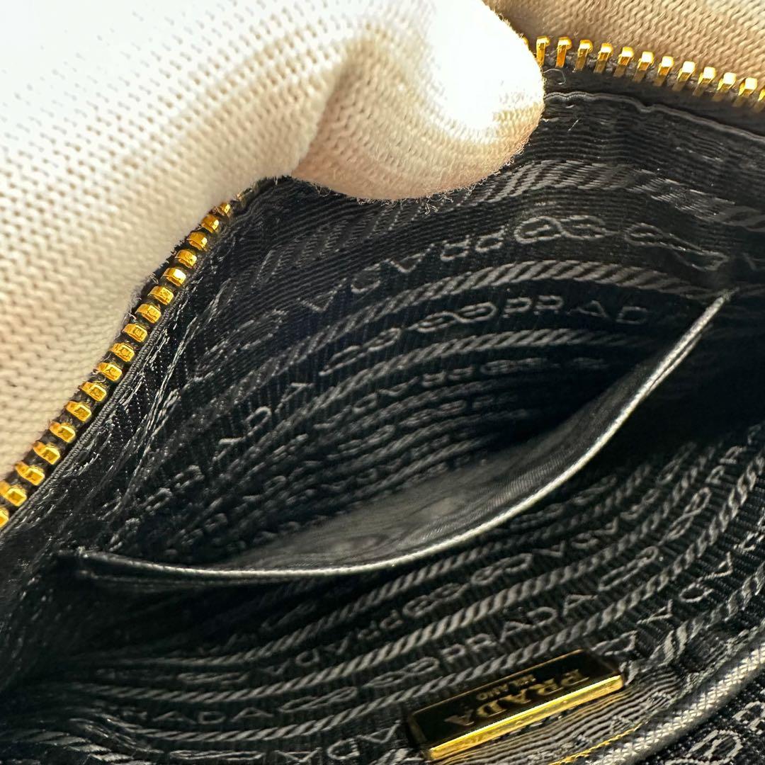 【使用わずか】プラダ リストレット リボン クラッチバッグ サフィアーノ ポーチ