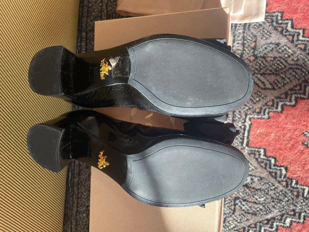 プラダ　エナメル パンプス 多少ベタつきあり