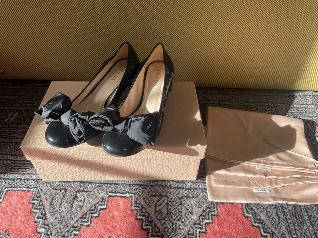 プラダ　エナメル パンプス 多少ベタつきあり