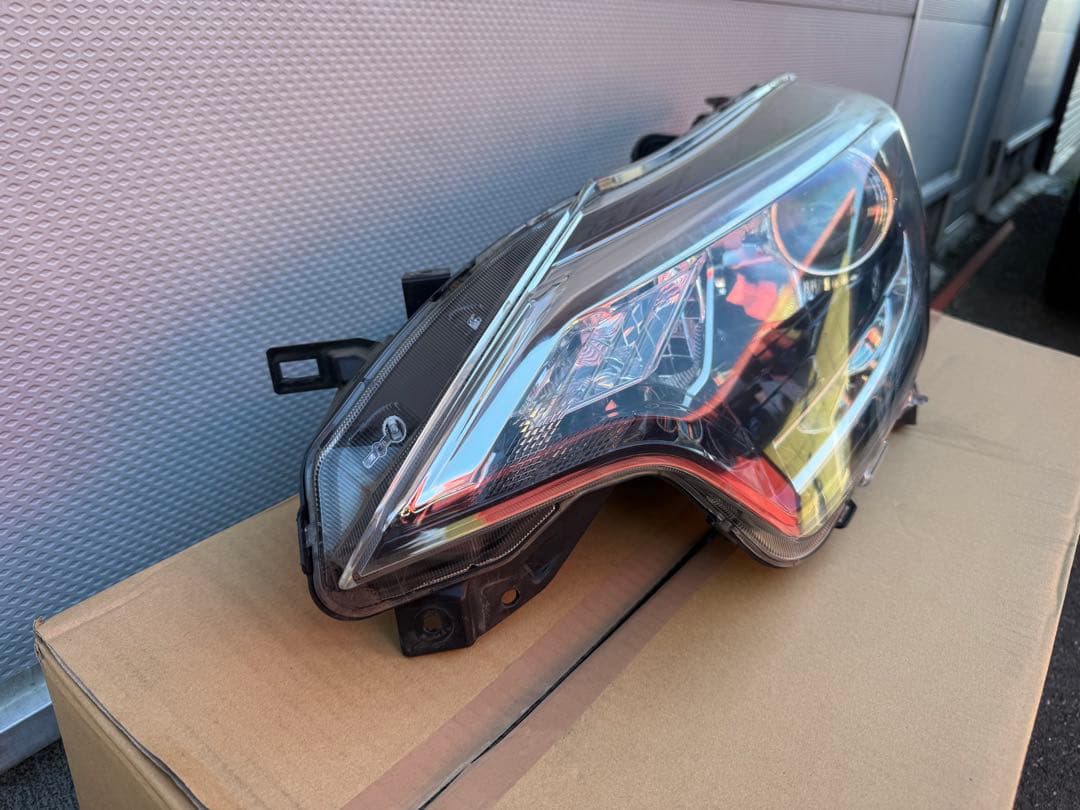 チラチラ様☆H30年3月式日産　E12 ノート　中古　左ヘッドランプハウジング☆