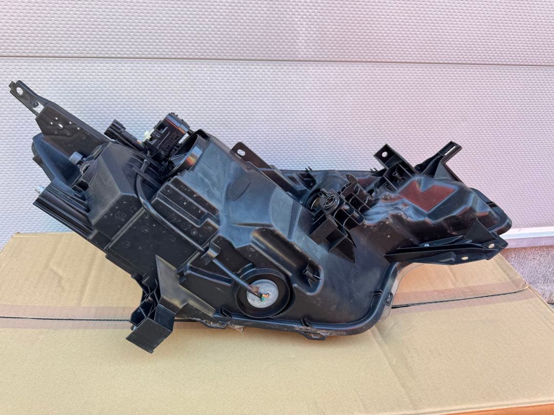 チラチラ様☆H30年3月式日産　E12 ノート　中古　左ヘッドランプハウジング☆