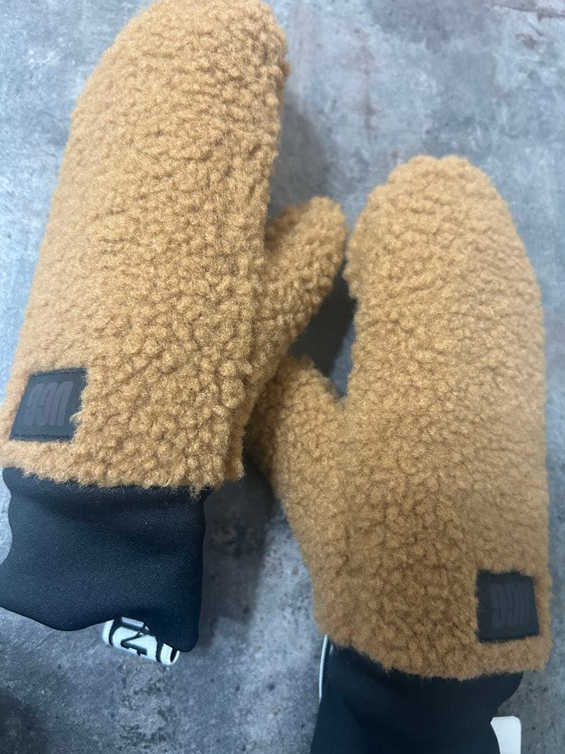 新作　ネット完売品　UGG 手袋　正規品　ボアで暖かい