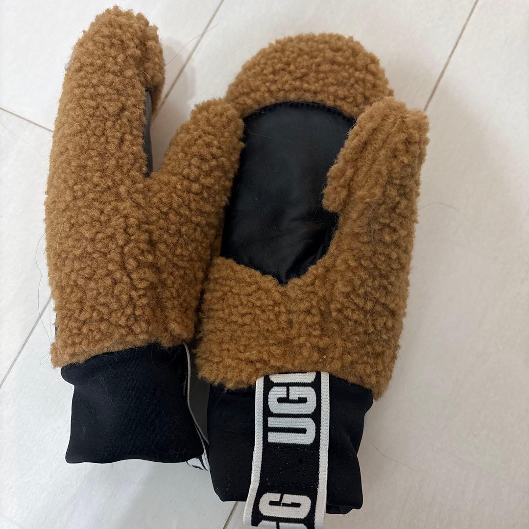 新作　ネット完売品　UGG 手袋　正規品　ボアで暖かい