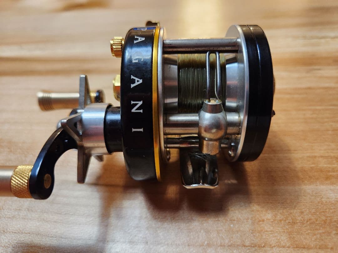 メガバス パガーニ P200 R 右ハンドルリール